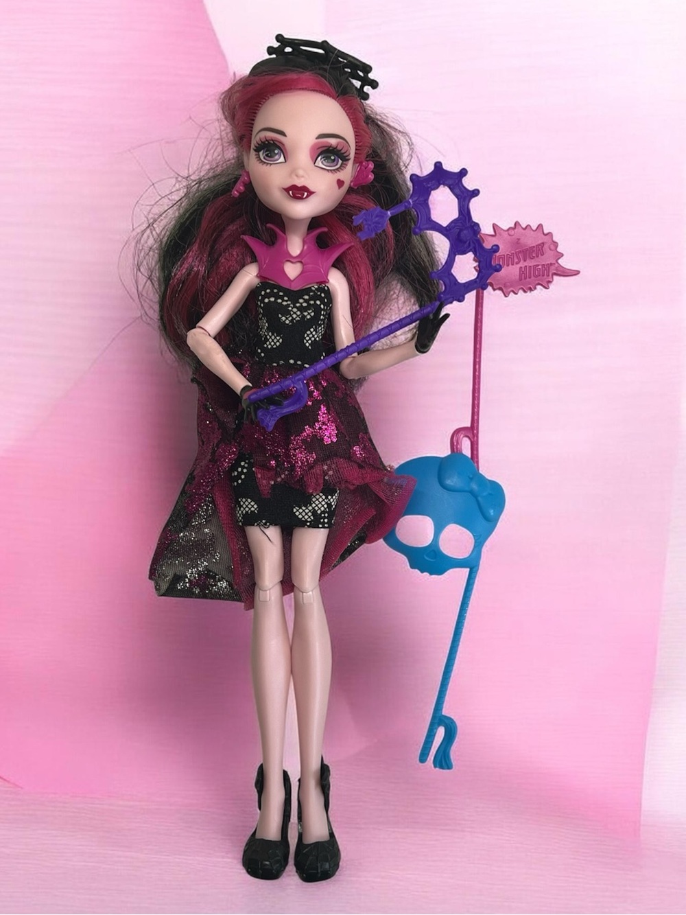 Monster High Draculaura With 3 Masks & Cobweb Hat

Appears to be in good shape
